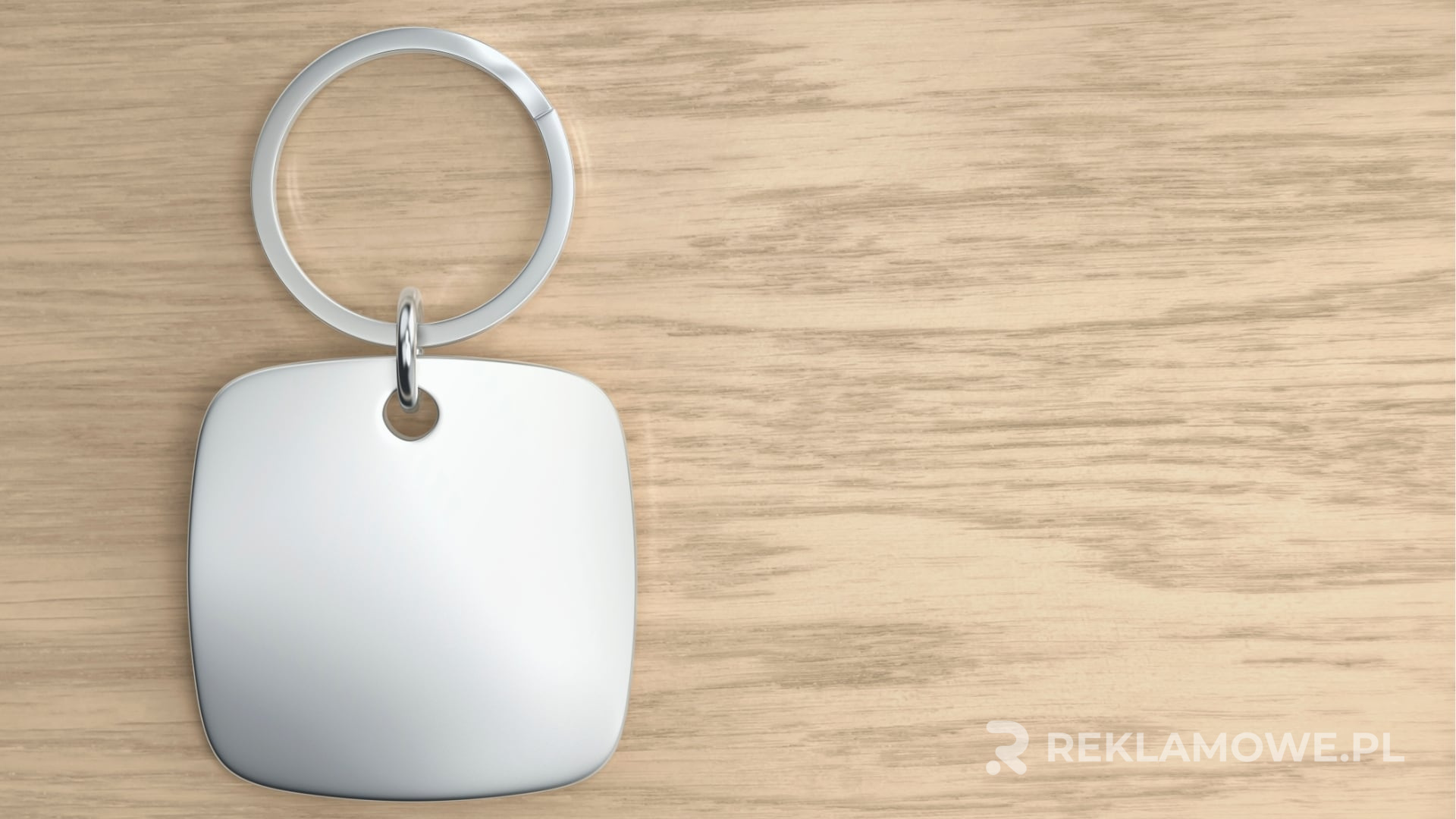 Klasyczny i nowoczesny brelok reklamowy