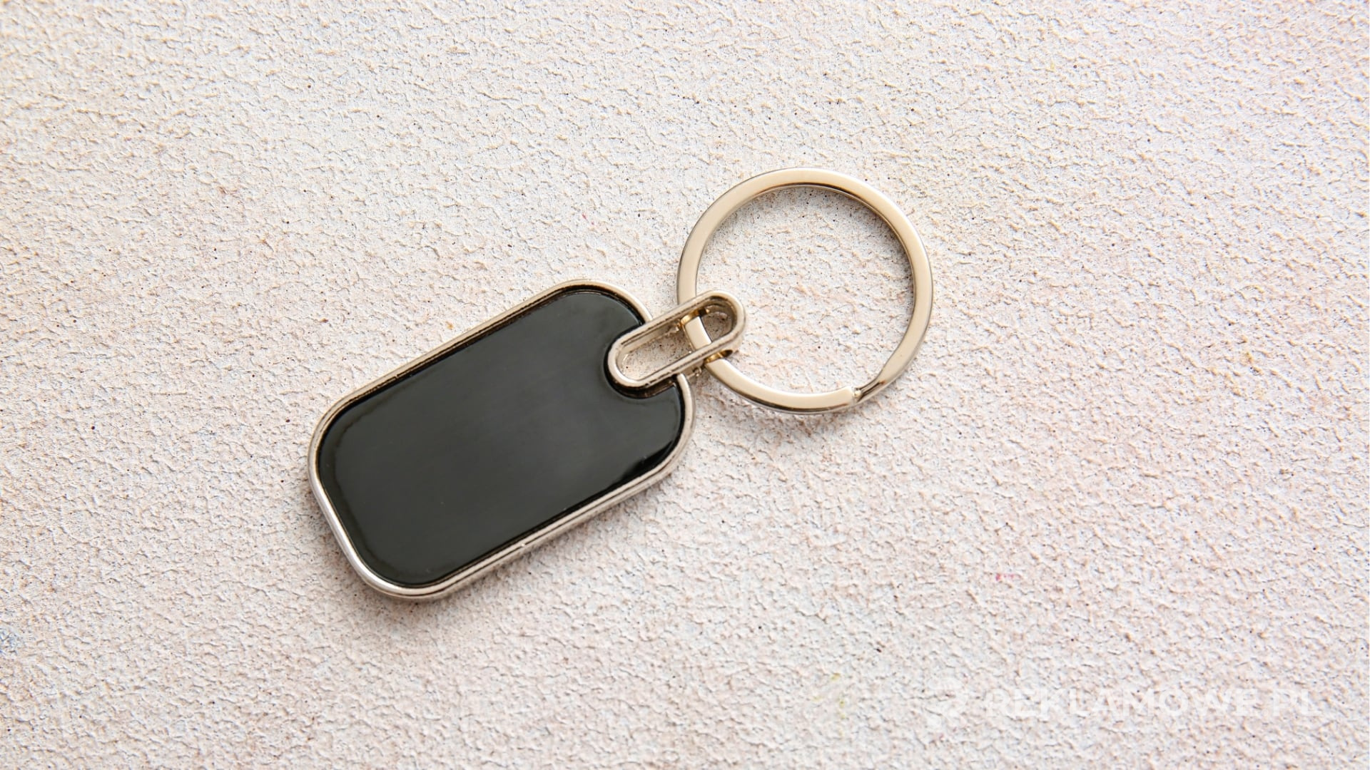 Różnorodne breloki reklamowe na drewnianym tle