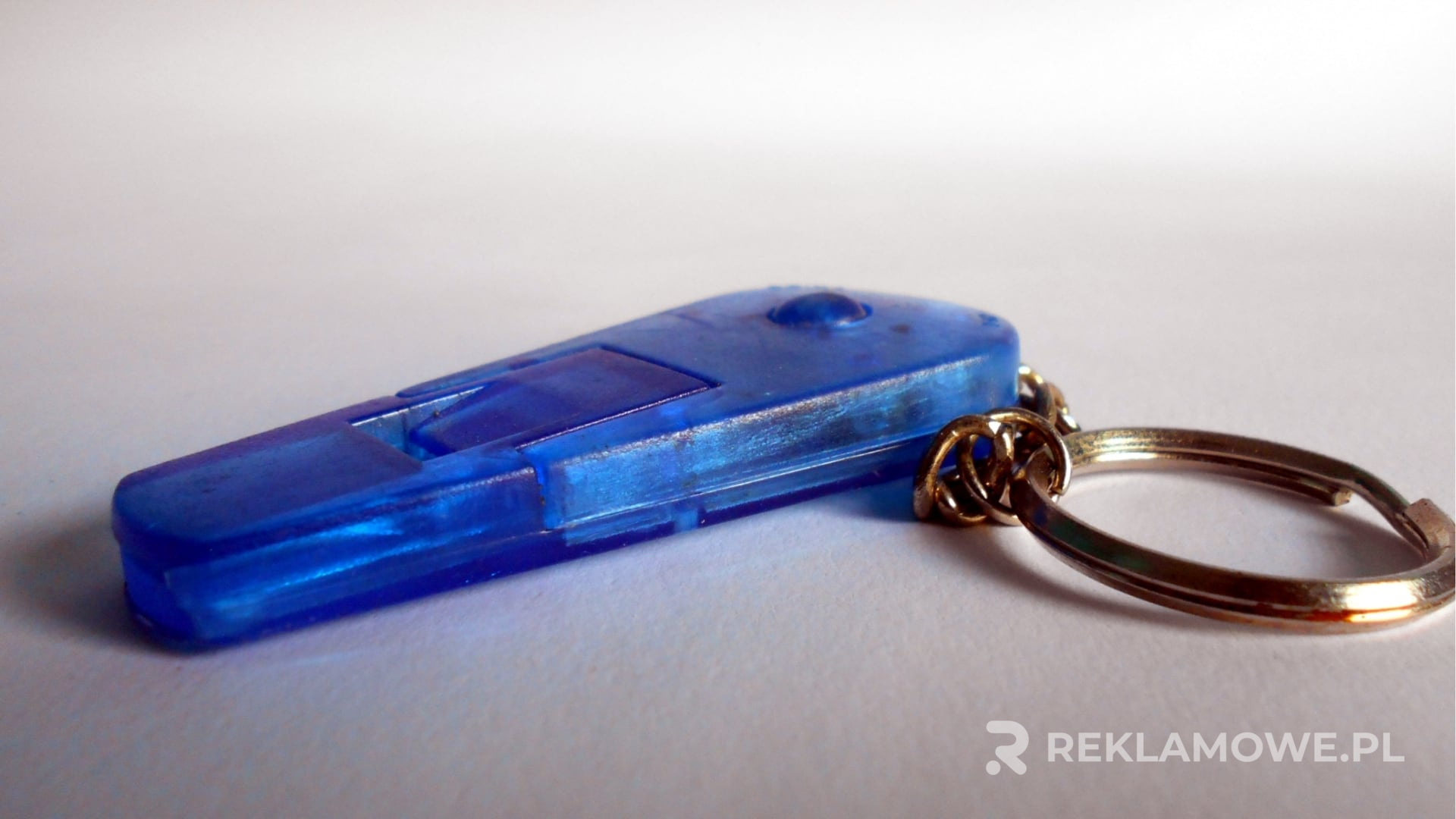 Breloki reklamowe i inne gadżety na stole