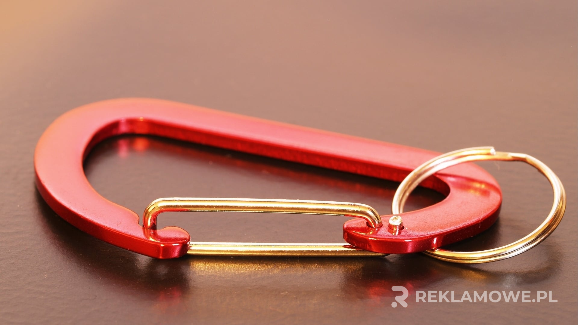 Breloki reklamowe dla różnych grup docelowych Różnorodne breloki reklamowe na neutralnym tle