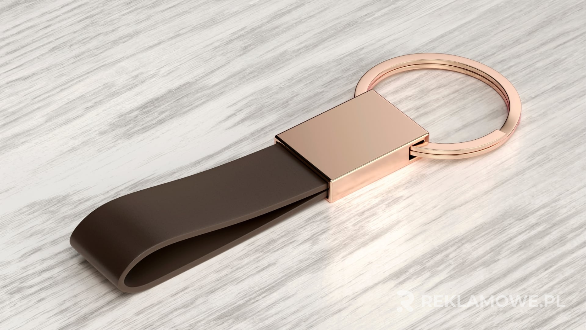 Osoba analizująca zwrot z inwestycji w breloki reklamowe