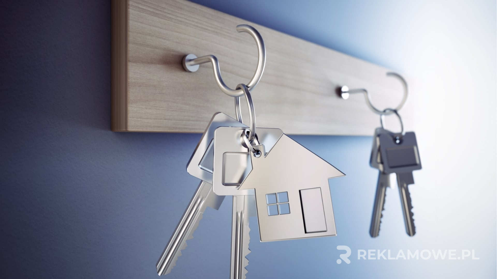 Porównanie kosztów różnych typów breloków reklamowych Różne typy breloków reklamowych na stole
